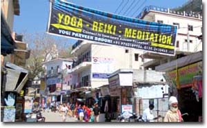 Cartel anunciando cursos de yoga en Rishikesh